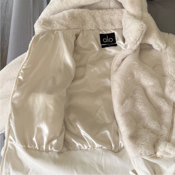 LIKE NEW ALO Faux Fur Foxy Jacket, Ivory, size XS - Picture 8 of 10